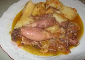 Τι θα φάμε σήμερα – Καλαμάρια με πατάτες στο φούρνο