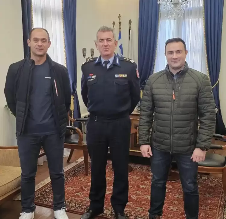 Στον Γενικό επιθεωρητή Βορείου Ελλάδας Αντιστράτηγο Ευ. Φαλάρα το Προεδρείο των Πυροσβεστών Δ.Μακεδονίας