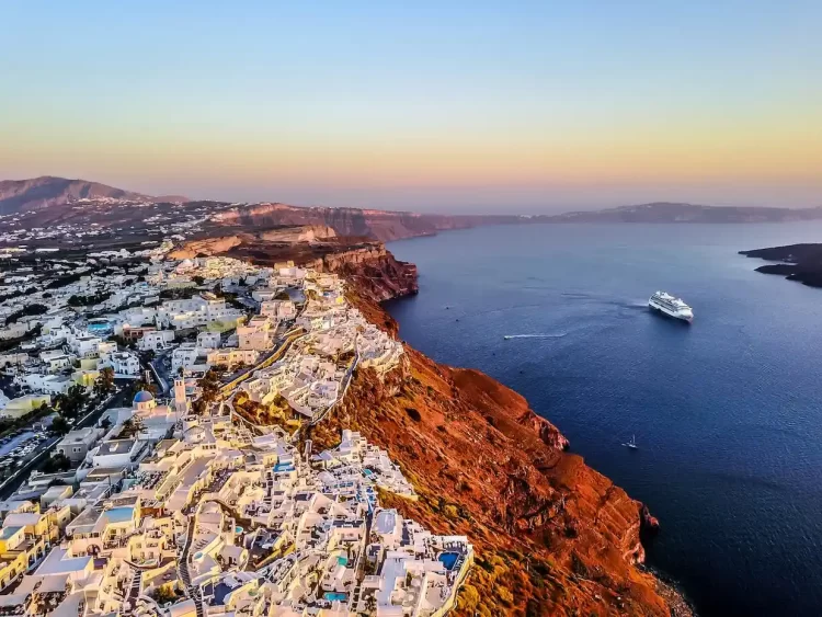 Squaremouth: Η Ελλάδα Κατατάσσεται Στους Κορυφαίους Δέκα Προορισμούς για τις Καλοκαιρινές Διακοπές