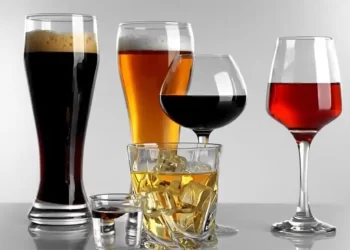 Αλκοολούχα ποτά: Τι καταναλώνουμε στην Ελλάδα – Πώς κινήθηκαν οι πωλήσεις σε κρασί, μπύρα, ούζο