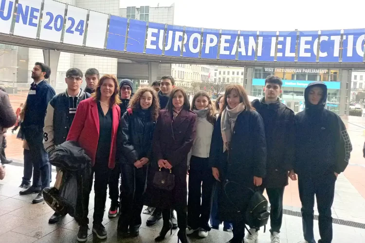 Η Άννα Μισέλ Ασημακοπούλου υποδέχεται μαθητές τριες του 1ου ΓΕΛ Κατερίνης στο Ευρωκοινοβούλιο