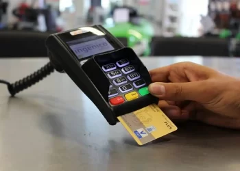 Αποχαιρετούν τα  μετρητά οι Έλληνες – Πληρώνουν με κάρτα και ψηφιακό πορτοφόλι 