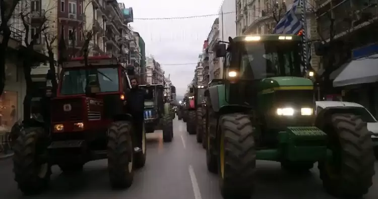 Μπλόκο με 300 τρακτέρ έστησαν οι αγρότες έξω από τη ΔΕΘ