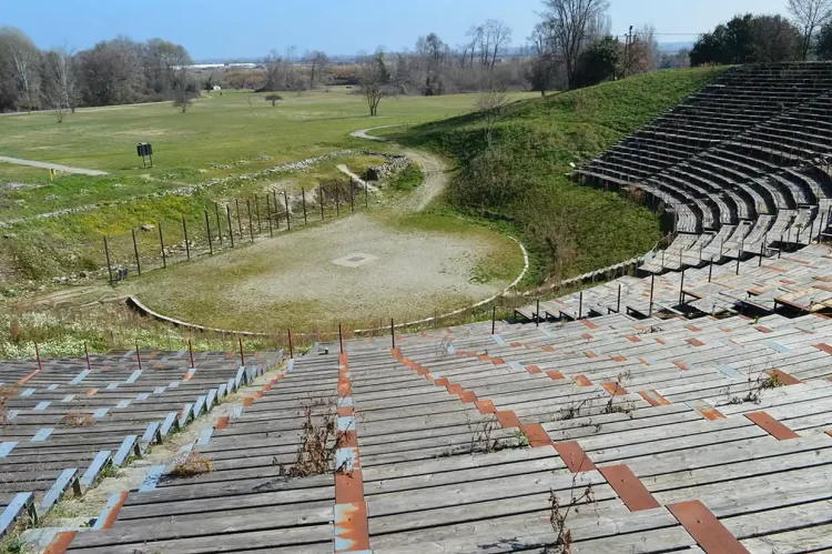 Οι παρεμβάσεις στην πρόσβαση των ΑμεΑ στο αρχαίο θέατρο Δίου και στις υποδομές θεάτρου και αρχαιολογικού πάρκου