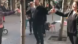 Σαββατιάτικη έκπληξη στον πεζόδρομο της Κατερίνης από τον κρητικό Νίκο Καρκάνη και το συγκρότημα του.