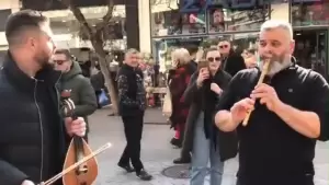 Σαββατιάτικη έκπληξη στον πεζόδρομο της Κατερίνης από τον κρητικό Νίκο Καρκάνη και το συγκρότημα του.