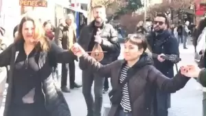 Σαββατιάτικη έκπληξη στον πεζόδρομο της Κατερίνης από τον κρητικό Νίκο Καρκάνη και το συγκρότημα του.