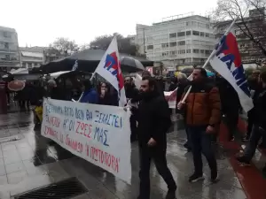 Σε εξέλιξη η απεργιακή συγκέντρωση στην πλατεία Ελευθερίας – Πανελλαδική απεργία με επίκεντρο τα Τέμπη (εικόνες και βίντεο)