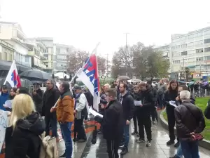 Σε εξέλιξη η απεργιακή συγκέντρωση στην πλατεία Ελευθερίας – Πανελλαδική απεργία με επίκεντρο τα Τέμπη (εικόνες και βίντεο)