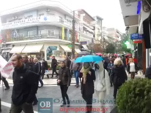 Σε εξέλιξη η απεργιακή συγκέντρωση στην πλατεία Ελευθερίας – Πανελλαδική απεργία με επίκεντρο τα Τέμπη (εικόνες και βίντεο)