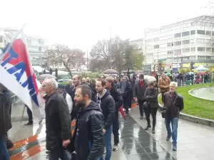 Σε εξέλιξη η απεργιακή συγκέντρωση στην πλατεία Ελευθερίας – Πανελλαδική απεργία με επίκεντρο τα Τέμπη (εικόνες και βίντεο)