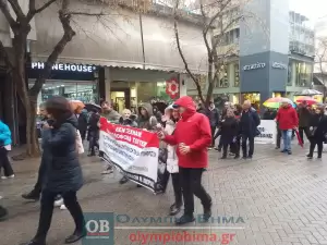 Σε εξέλιξη η απεργιακή συγκέντρωση στην πλατεία Ελευθερίας – Πανελλαδική απεργία με επίκεντρο τα Τέμπη (εικόνες και βίντεο)