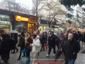 Σε εξέλιξη η απεργιακή συγκέντρωση στην πλατεία Ελευθερίας – Πανελλαδική απεργία με επίκεντρο τα Τέμπη (εικόνες και βίντεο)