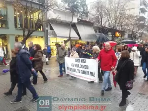 Σε εξέλιξη η απεργιακή συγκέντρωση στην πλατεία Ελευθερίας – Πανελλαδική απεργία με επίκεντρο τα Τέμπη (εικόνες και βίντεο)