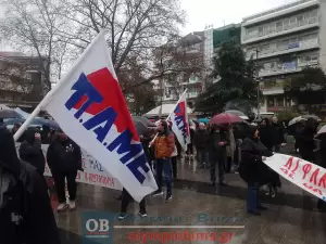 Σε εξέλιξη η απεργιακή συγκέντρωση στην πλατεία Ελευθερίας – Πανελλαδική απεργία με επίκεντρο τα Τέμπη