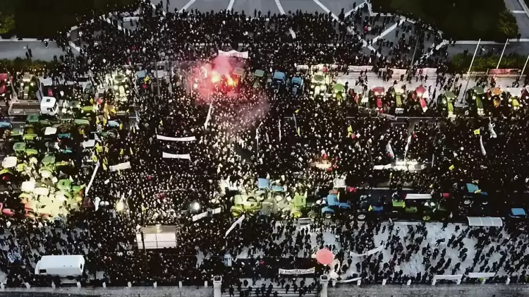 Τα τρακτέρ κατέκλυσαν το κέντρο της Αθήνας – Το μεγάλο συλλαλητήριο στο Σύνταγμα