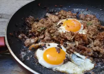 Τι θα φάμε σήμερα  – Καβουρμάς σαγανάκι με αυγά