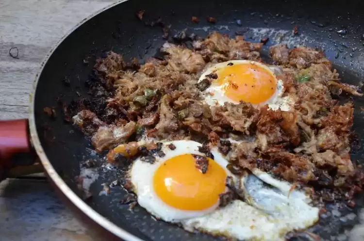 Τι θα φάμε σήμερα  – Καβουρμάς σαγανάκι με αυγά