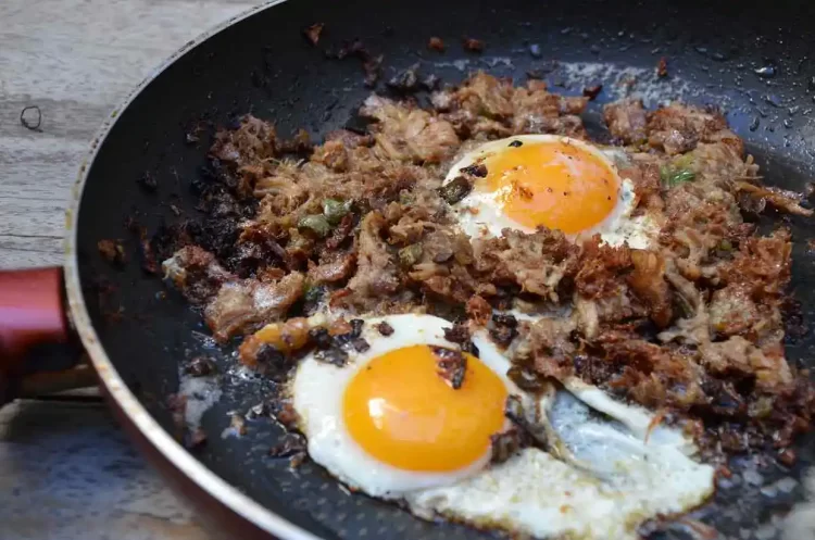 Τι θα φάμε σήμερα  – Καβουρμάς σαγανάκι με αυγά