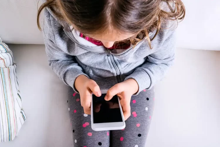 Το 95% των παιδιών «σερφάρουν» από το κινητό – Η σύνδεση  με το μπούλινγκ