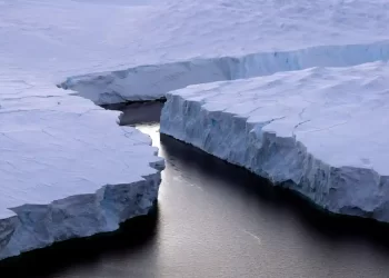 Το μεγαλύτερο παγόβουνο στον κόσμο «ταξιδεύει» προς τον Νότιο Ωκεανό