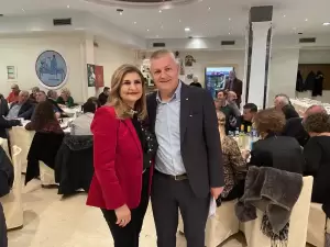 Το ΠΑΣΟΚ έκοψε την πρωτοχρονιάτικη πίτα του