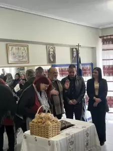 Το Ξαθέρι: Η καθιερωμένη κοπή της πρωτοχρονιάτικης πίτας