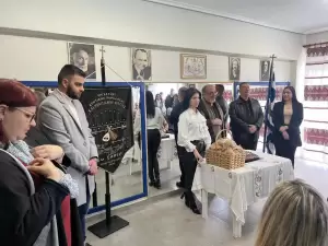 Το Ξαθέρι: Η καθιερωμένη κοπή της πρωτοχρονιάτικης πίτας