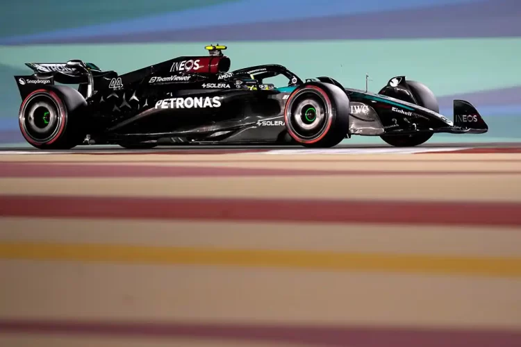 Formula 1 – Gp Μπαχρέιν: Ο Χάμιλτον ταχύτερος στο 1 2 της Mercedes στις δεύτερες δοκιμές του Σακίρ