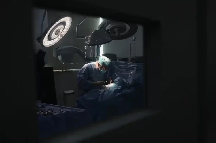 Απογευματινά χειρουργεία: Σε εφαρμογή το «νόμιμο» φακελάκι – Οι όροι, οι αμοιβές και το ωράριο