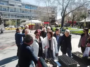 Η Διεύθυνση Δασών Πιερίας με δύο καλαίσθητα περίπτερα ενημέρωσε για τα δάση και χάρισε μικρά δέντρα Η Διεύθυνση Δασών Πιερίας με δύο καλαίσθητα περίπτερα ενημέρωσε για τα δάση και χάρισε μικρά δέντρα