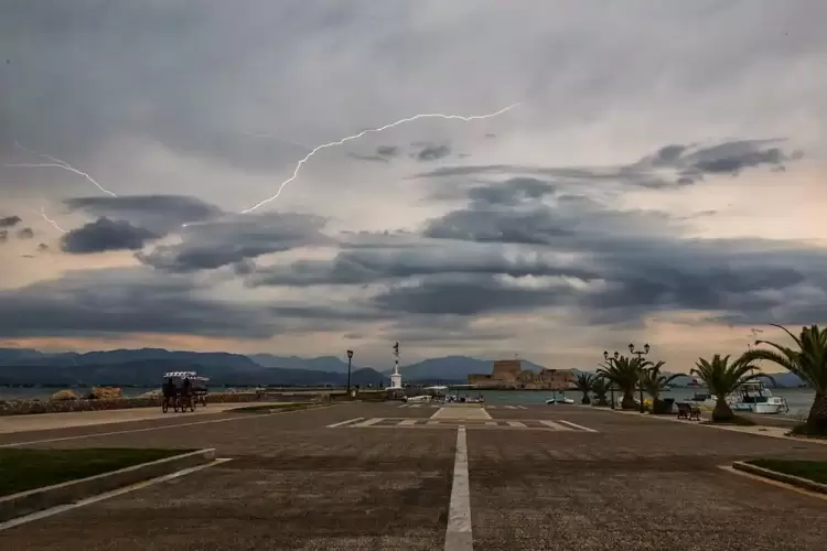 Καιρός: Βροχές, καταιγίδες κεραυνοί – Έκτακτο δελτίο επιδείνωσης