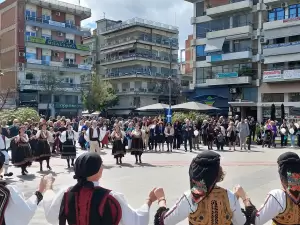 Κατερίνη: Πλατεία ελευθερίας – Χορεύοντας με την  Εστία Πιερίδων Μουσών (εικόνες & βίντεο)