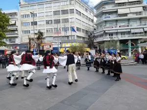 Κατερίνη: Πλατεία ελευθερίας – Χορεύοντας με την  Εστία Πιερίδων Μουσών (εικόνες & βίντεο)