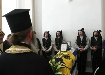 Με ποντιακή λύρα και τιμητικό άγημα η κηδεία του Μιχάλη Χαραλαμπίδη – Παρόντες Ανδρουλάκης και Λαφαζάνης