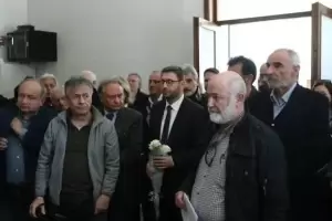 Με ποντιακή λύρα και τιμητικό άγημα η κηδεία του Μιχάλη Χαραλαμπίδη – Παρόντες Ανδρουλάκης και Λαφαζάνης