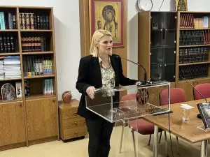 «Μεθώντας μ’ ένα κρασί αγιονορείτικο» και «Αρσανάδες και αρχονταρίκια»