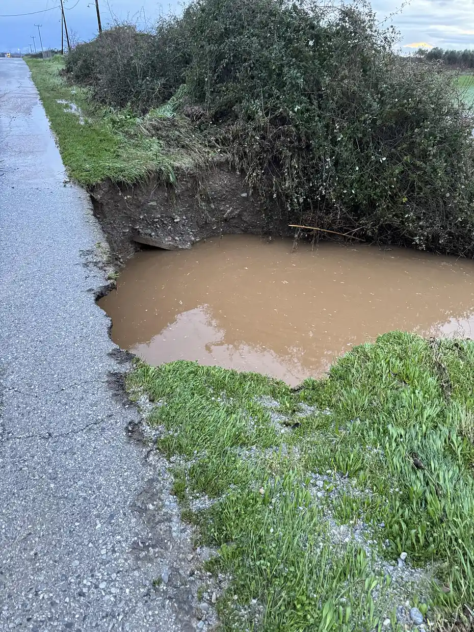 Πιερία: Πολύ μεγάλες καταστροφές προκλήθηκαν σε Άγιο Σπυρίδωνα, Βροντού και Κονταριώτισσα (εικόνες) Πιερία: Πολύ μεγάλες καταστροφές προκλήθηκαν σε Άγιο Σπυρίδωνα, Βροντού και Κονταριώτισσα (εικόνες)