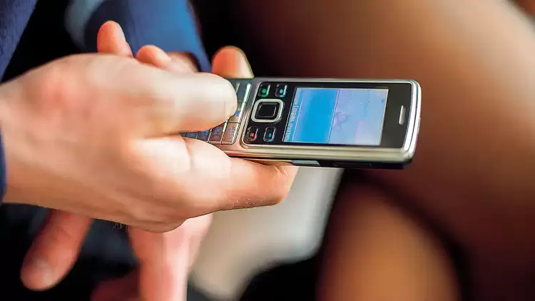 Τα κινητά και η συνείδηση των νέων