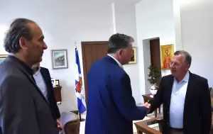 O Δήμαρχος Κατερίνης με τον Αντιπεριφερειάρχη Μπάνε Πρέλεβιτς και τον Πρόεδρο του Ελληνοσερβικού Επιμελητηρίου Κ.Γεωργάκο