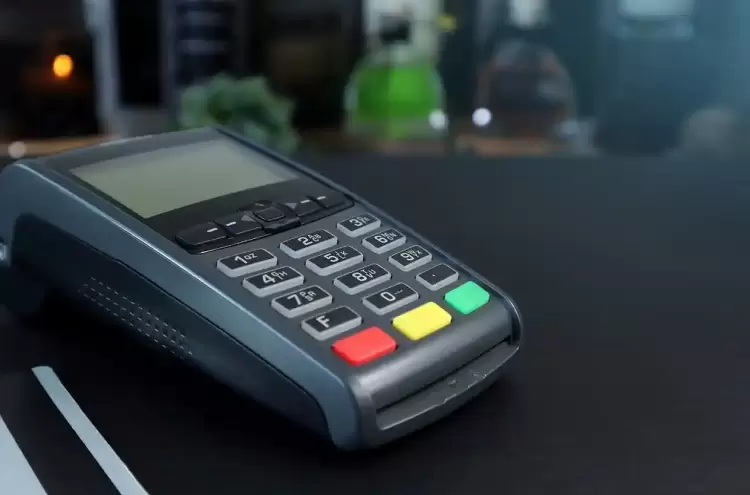 Για τα ΡOS: Νομοθετική ρύθμιση μειώνει κατά 50% τις χρεώσεις τραπεζών Για τα Ρos: Νομοθετική ρύθμιση μειώνει κατά 50% τις χρεώσεις τραπεζών