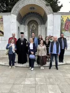 Ο Μητροπολίτης Κίτρους Γεώργιος με μαθητές στα βήματα του Αποστόλου Παύλου