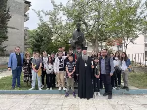 Ο Μητροπολίτης Κίτρους Γεώργιος με μαθητές στα βήματα του Αποστόλου Παύλου