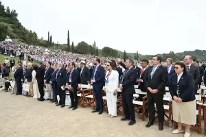 Η Ολυμπιακή Φλόγα ξεκίνησε το μαγικό της ταξίδι για το Παρίσι