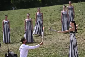 Η Ολυμπιακή Φλόγα ξεκίνησε το μαγικό της ταξίδι για το Παρίσι