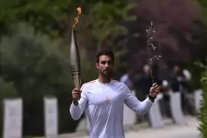 Η Ολυμπιακή Φλόγα ξεκίνησε το μαγικό της ταξίδι για το Παρίσι