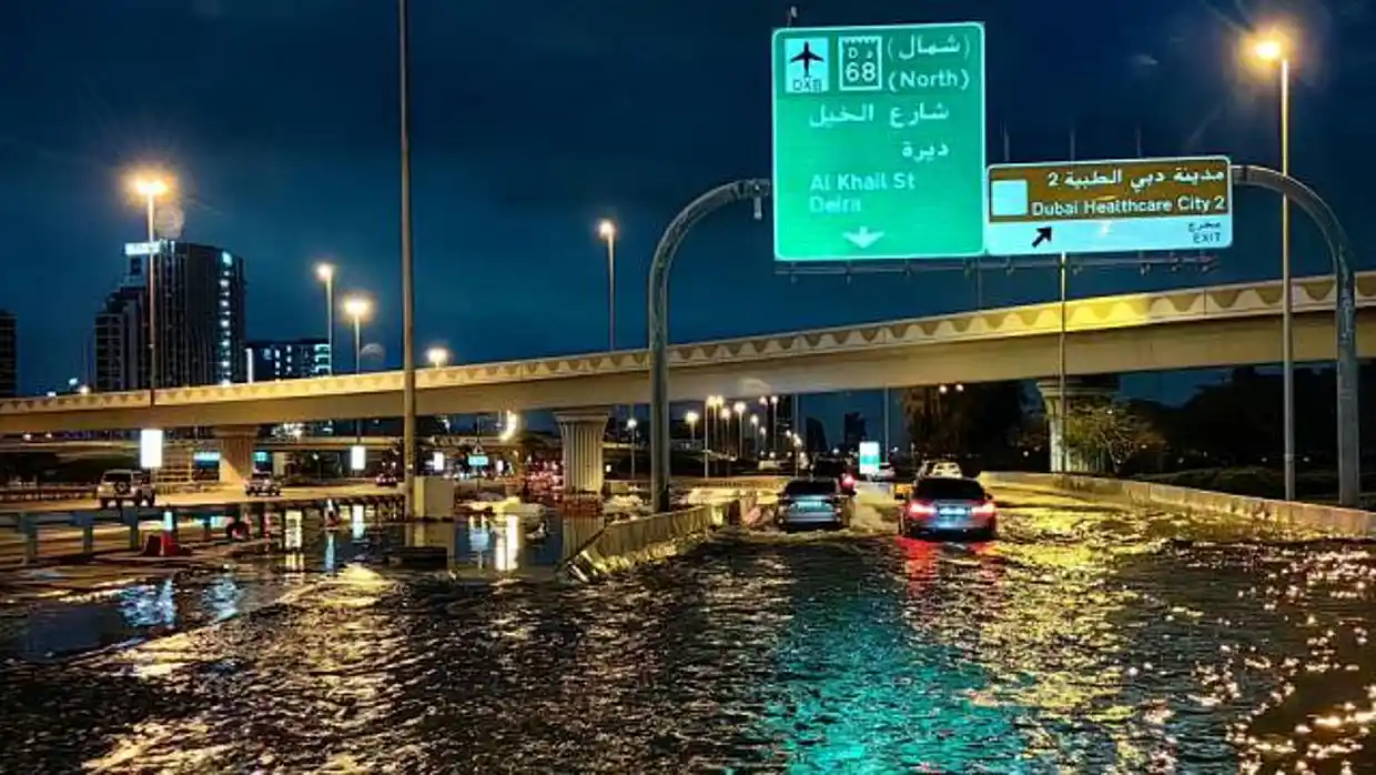 Πλημμύρες στο Ντουμπάι: Σε μια μερα επεσε η βροχη ενος ετους