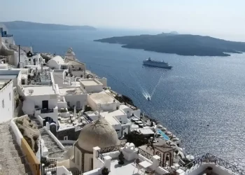 Σε ιστορικά υψηλά η άμεση συμβολή του τουρισμού στην ελληνική οικονομία