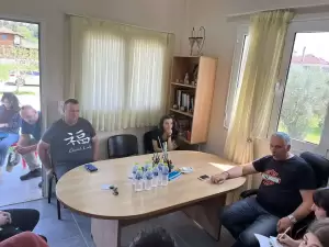 Στα καπνοχώραφα της Πιερίας ερευνητική ομάδα του ΑΠΘ με τον βιολόγο Αντώνιο Μαζάρη Στα καπνοχώραφα της Πιερίας ερευνητική ομάδα του ΑΠΘ με τον βιολόγο Αντώνιο Μαζάρη