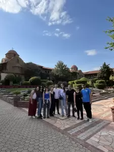 Στα καπνοχώραφα της Πιερίας ερευνητική ομάδα του ΑΠΘ με τον βιολόγο Αντώνιο Μαζάρη Στα καπνοχώραφα της Πιερίας ερευνητική ομάδα του ΑΠΘ με τον βιολόγο Αντώνιο Μαζάρη